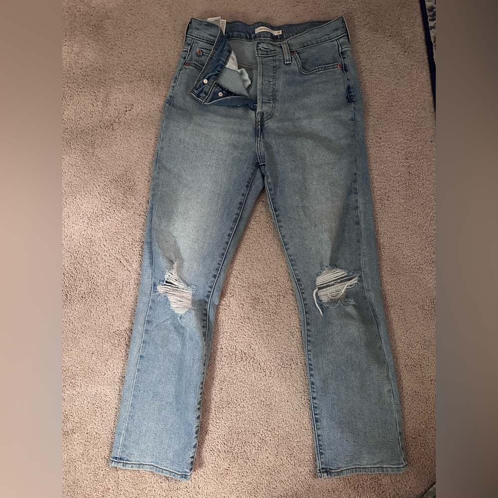 Levi’s Wedgie Straight in light wash size 29
